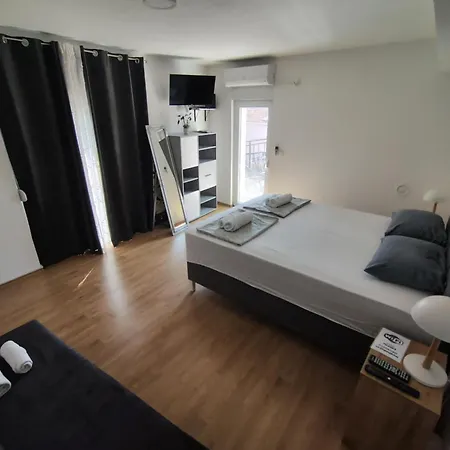 Vanaris Appartments * מוסטר